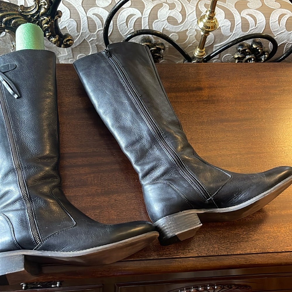 Like new genuine leather  Diba brand soft surroundings